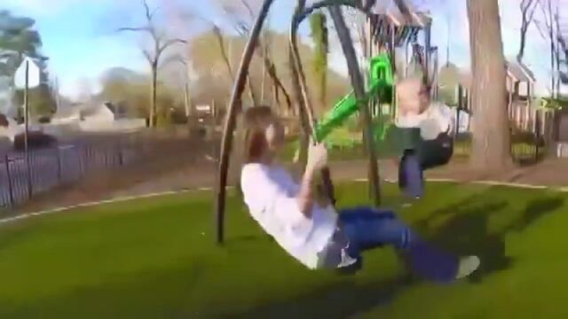 Вот какие качели нужны в каждом дворе для мам и деток - video-xxx.org